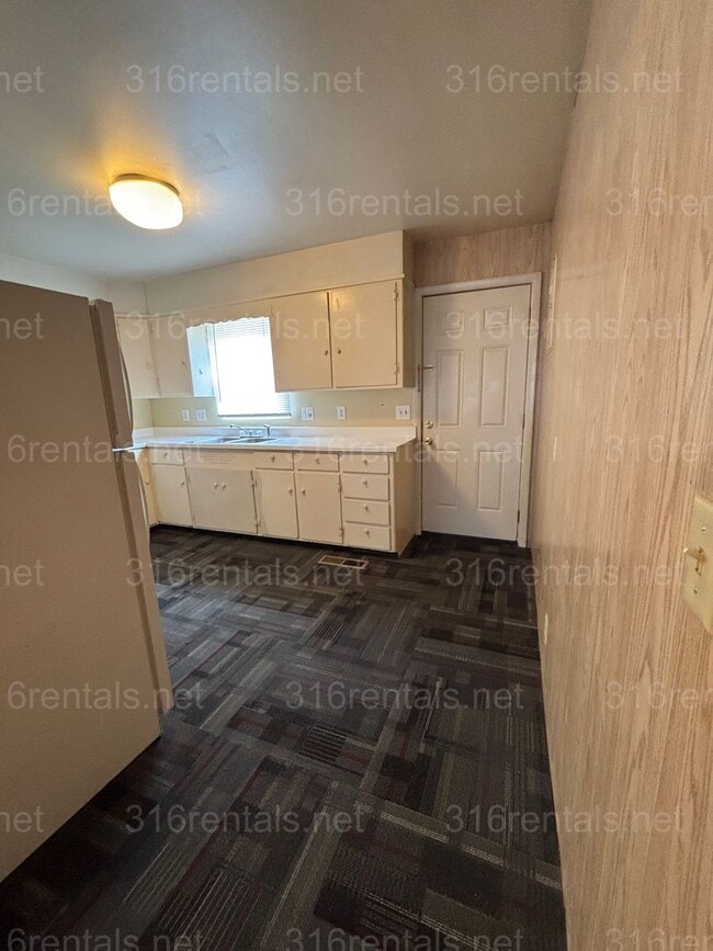 Building Photo - One bed one bath duplex available now!