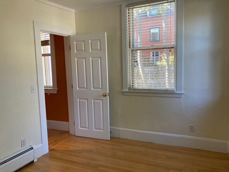 Building Photo - 325 Spring St