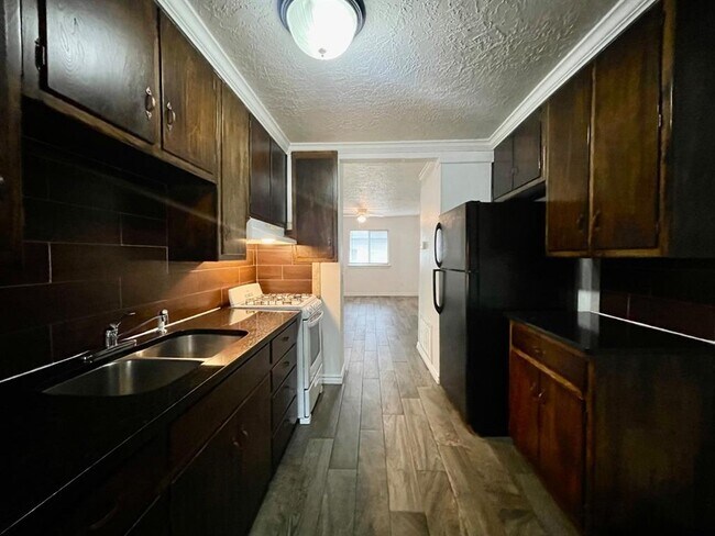 Building Photo - 319 E Edwards St