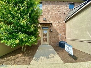Building Photo - Cozy, Ground-Level 1BR/1BA Townhouse in Ch...