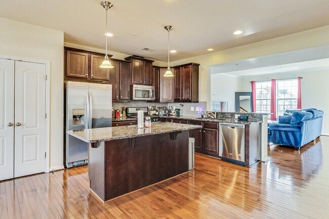 Building Photo - 3 bedroom, 2.5 bath Luxury Townhome in Market Square Subdivision!