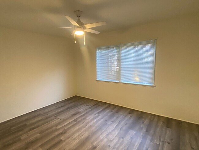 Building Photo - 5650-5652 Rocket St