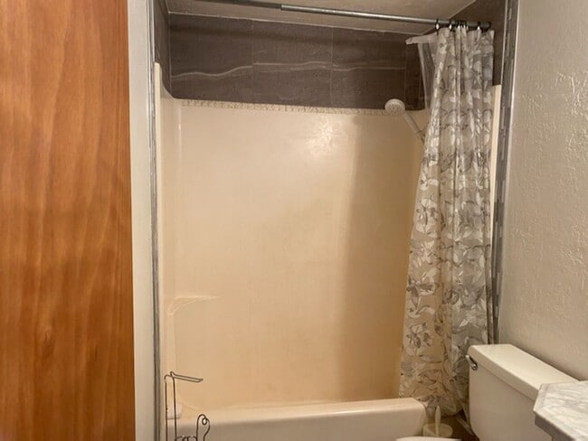 Building Photo - Breezy Fresh, Freshly Renovated 2/1 at Makaha Valley Plantation