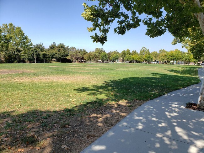 Building Photo - WillowGlen: Beautiful 3 Bedroom 3 Bathroom...