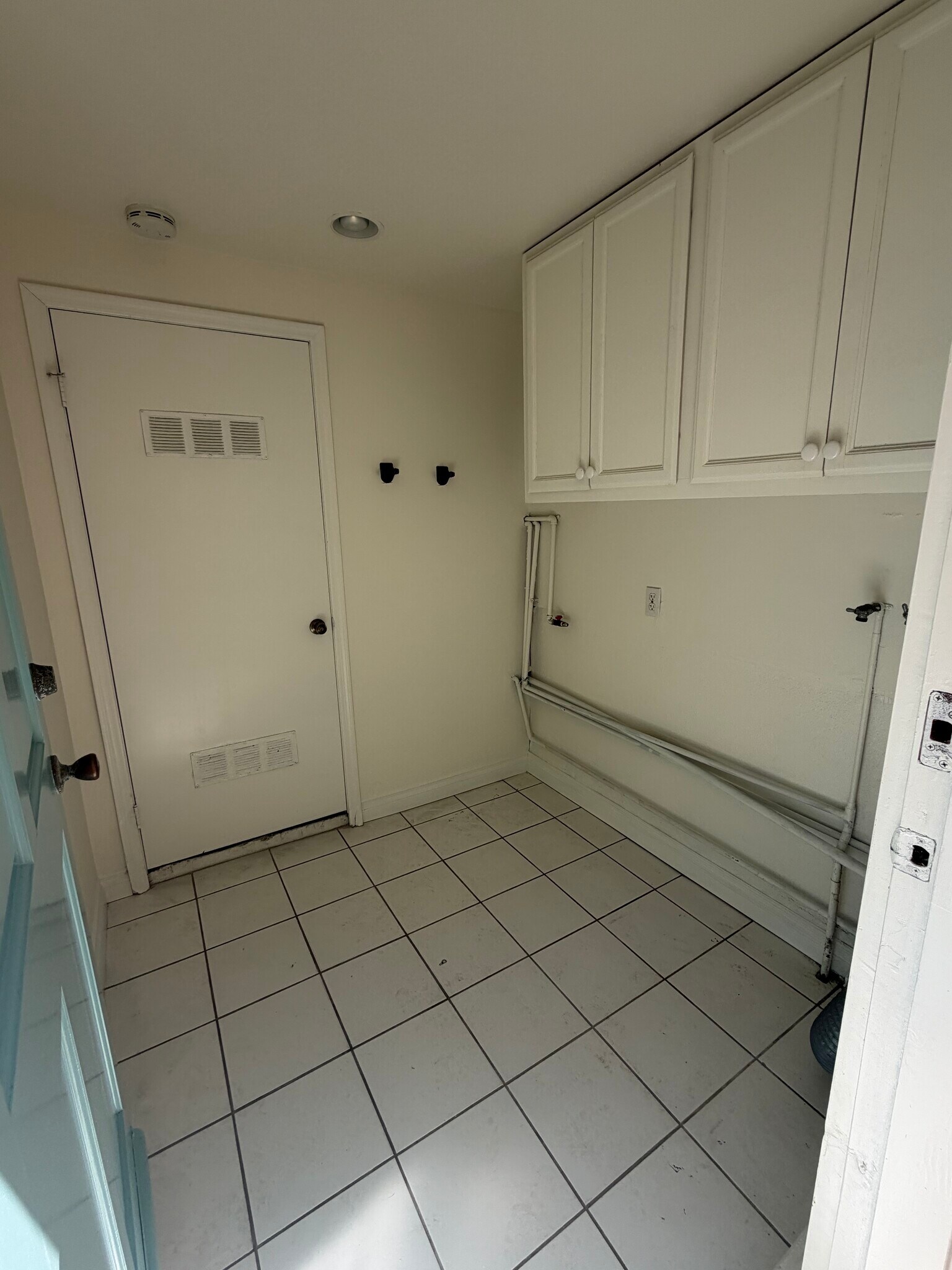 Building Photo - 3111 Bayview Dr
