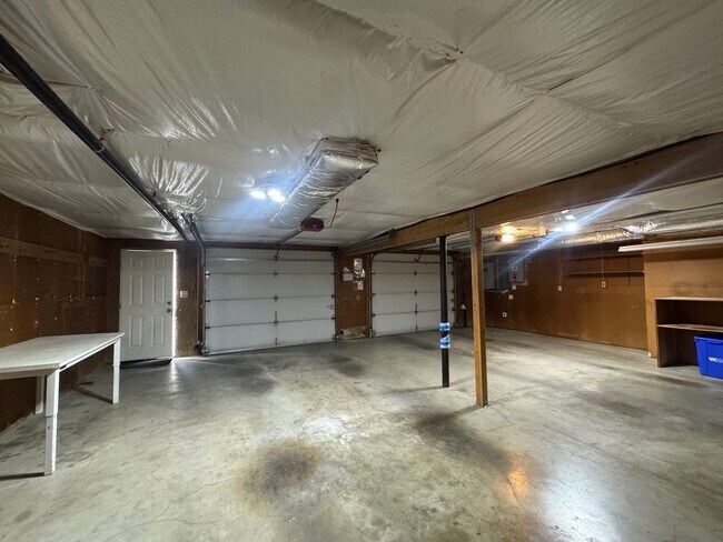 Building Photo - Stunning Three Bedroom With Amazing Views!