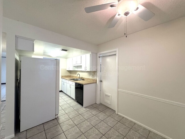 Building Photo - 4589 Lighthouse Cir