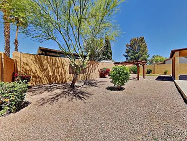 Building Photo - 3002 E Jeanette Ct