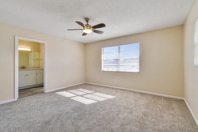 Building Photo - BEAUTIFUL THREE BEDROOM TOWNHOME WITH GARAGE(AVAILABE NOVEMBER)