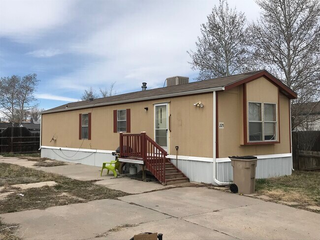 Building Photo - 225 Dahlia St