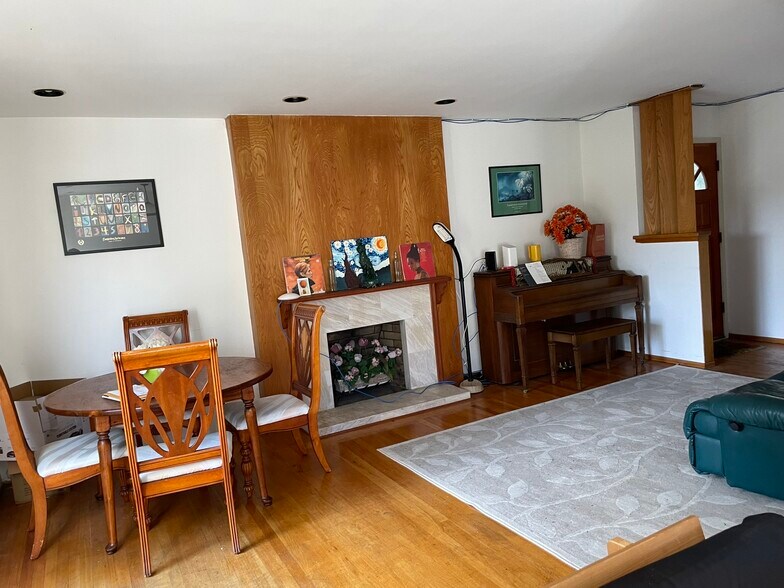Living Room - 409 Dellbrook Ave