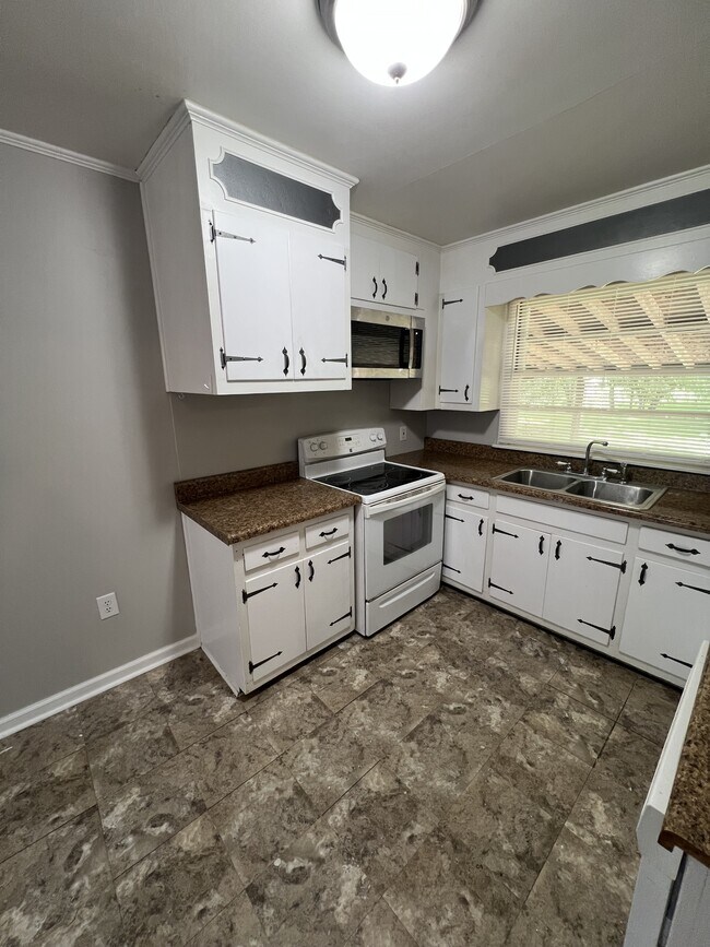 Building Photo - 206 Greenview Dr