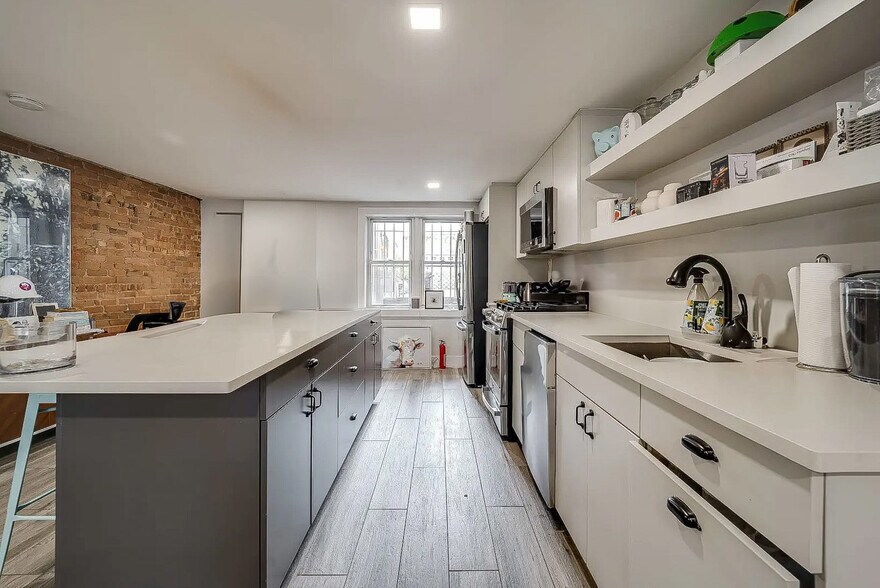 Building Photo - 266 3rd St