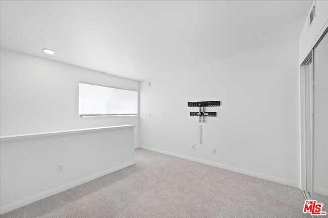 Building Photo - 5530 Owensmouth Ave
