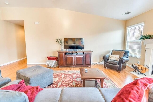 Building Photo - 679 Apricot Ct