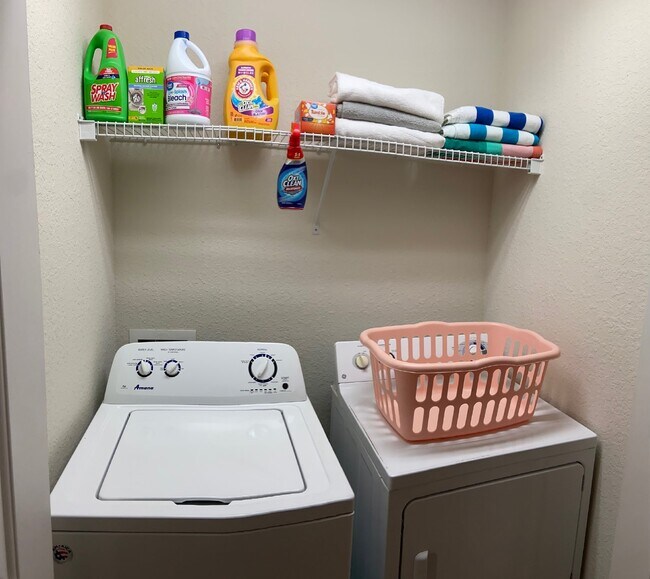 Building Photo - FREE NOVEMBER**Beautiful 2 Bd 2 1/2 bath Corner unit in Wynchase!!NO APPLICATION FEES