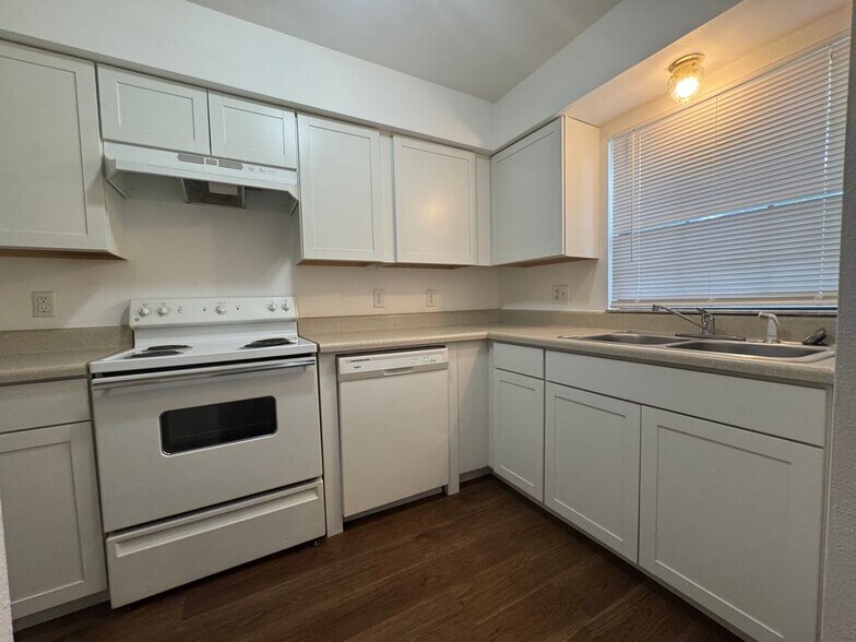 Building Photo - 221 S Cypress Way