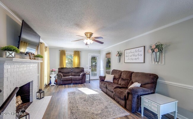 Building Photo - 2232 Valley Dr