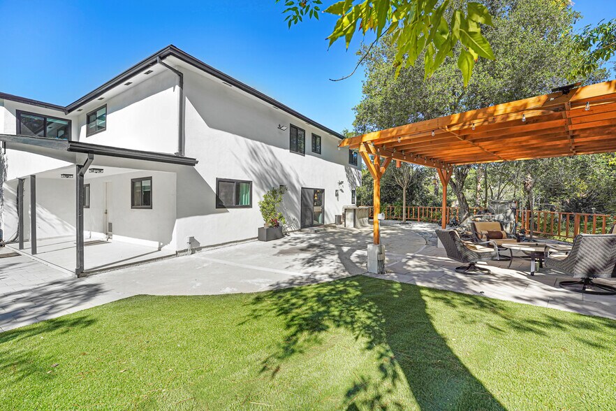 Building Photo - 4611 Louise Ave