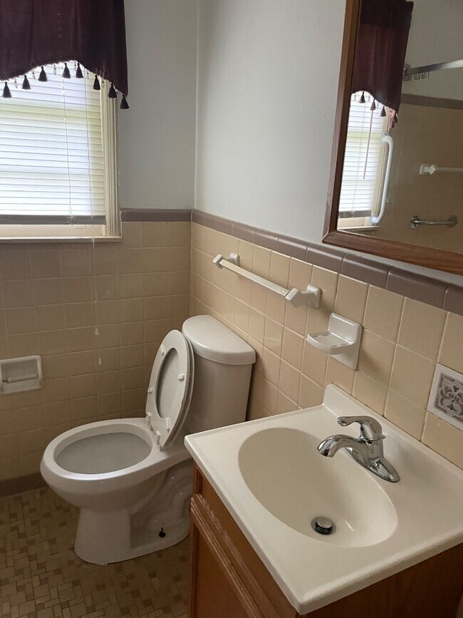 Building Photo - 1405 Woodland Dr