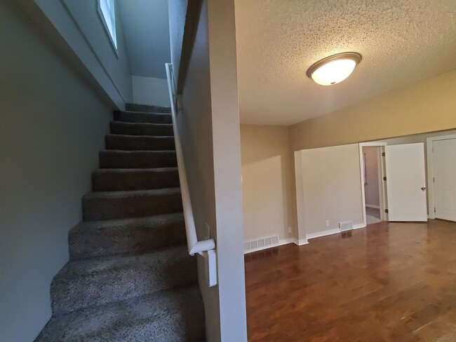 Building Photo - 2 Bedroom, 1 Bathroom rental home with gar...