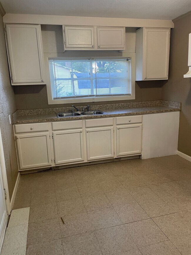 Building Photo - NOW AVAILABLE! RENT READY!! LET'S GET MOVING!