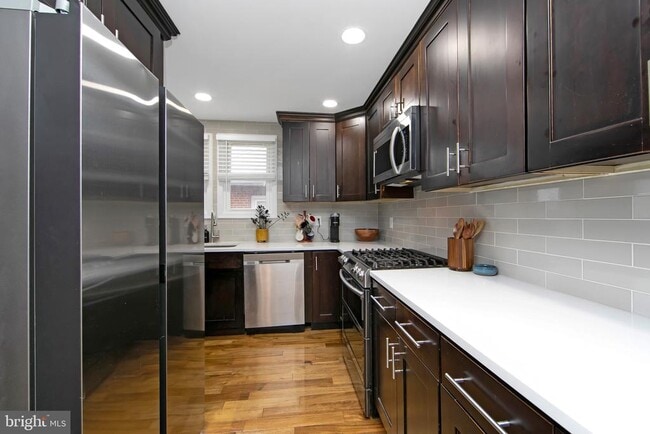 Building Photo - 22 W 6th Ave