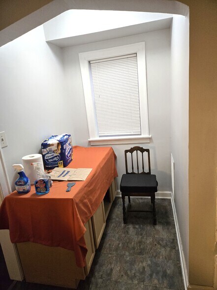 Kitchen Nook - 7259 S Constance Ave