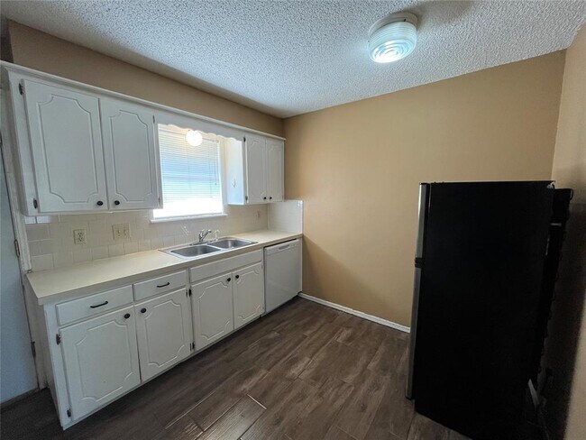 Building Photo - 829 Russell Cir