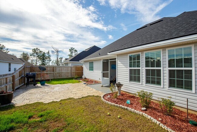 Building Photo - Beautiful 3-Bedroom Home with Modern Finishes and Outdoor Living in Nelson Hill NEAR the pond