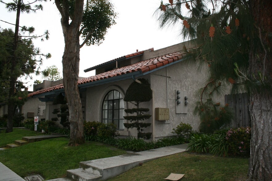 Primary Photo - 8212 Slater Ave