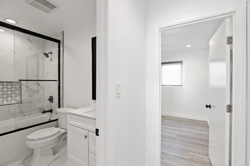 Building Photo - 900 W College St