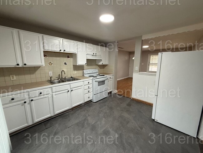 Building Photo - $1000 - 3 bedroom / 1 bathroom - Single Family Home