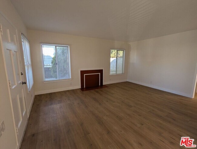 Building Photo - 6208 S Fairfax Ave