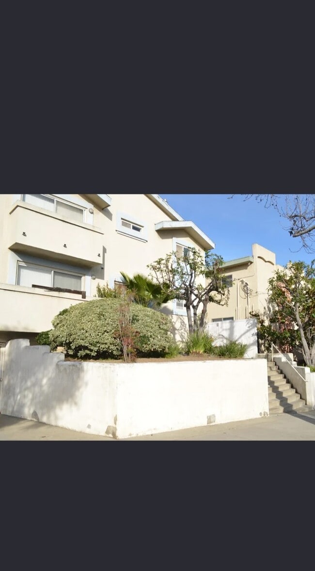 Building Photo - 335 E Plymouth St