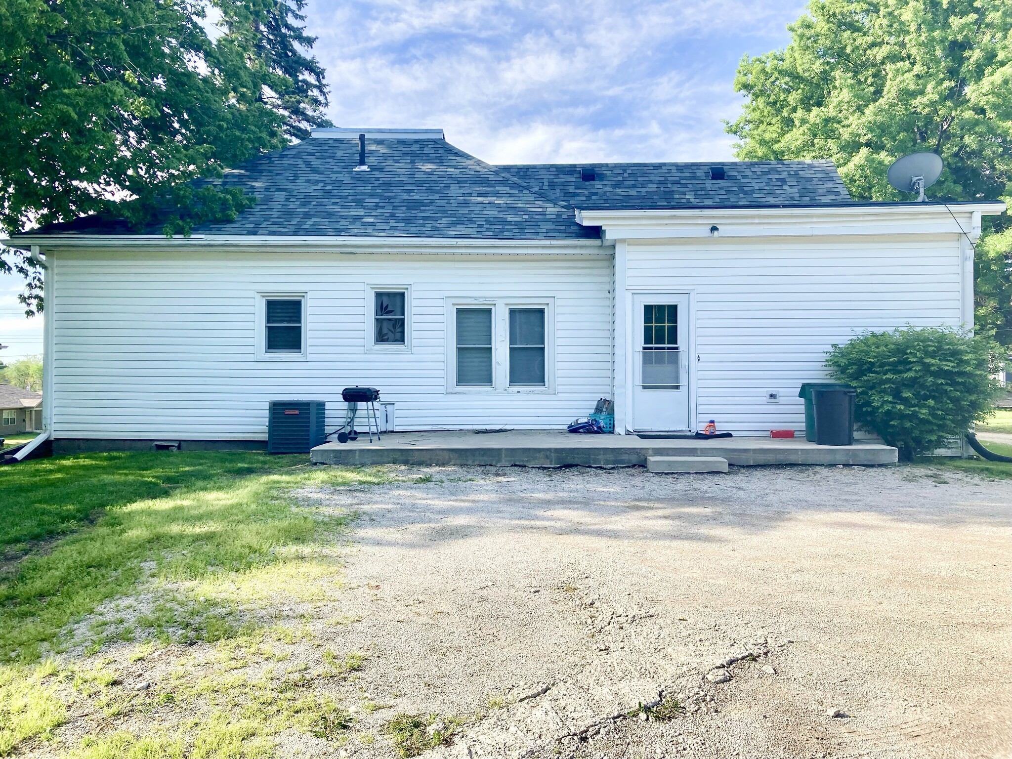 Building Photo - 415 W 9th St