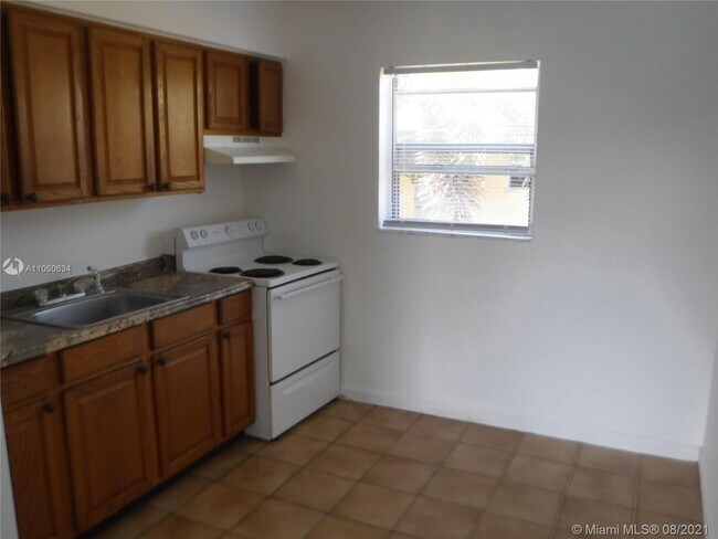 Building Photo - 1045 NE 39th Dr