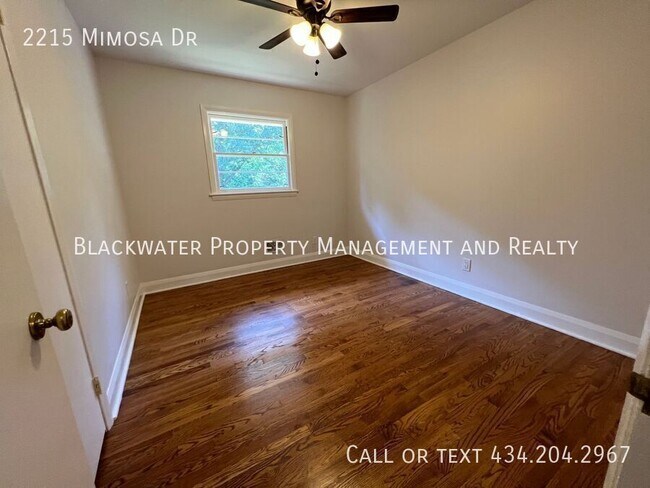 Building Photo - 2215 Mimosa Dr