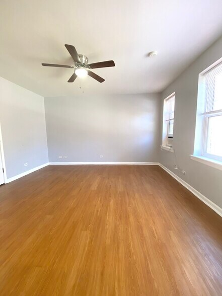 Building Photo - 4241 N Kenmore Ave