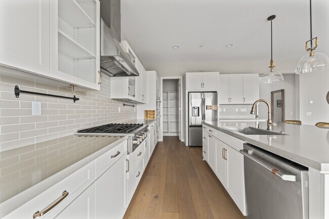 Building Photo - "Spacious Santa Clarita Sanctuary: 4-Bedro...