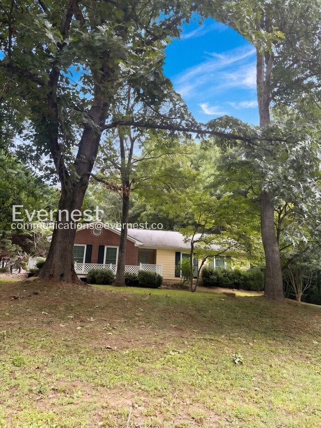Building Photo - Spacious  Home with Deck, Patio, and Garage! / 3 Bed, 2 Bath / Available now!