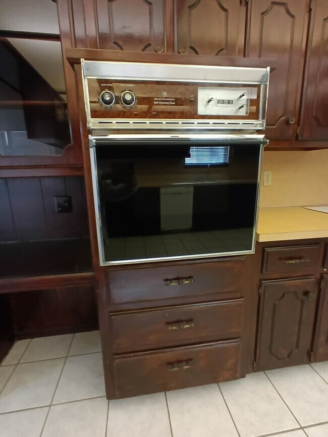 Building Photo - 9024 Brookwood Dr