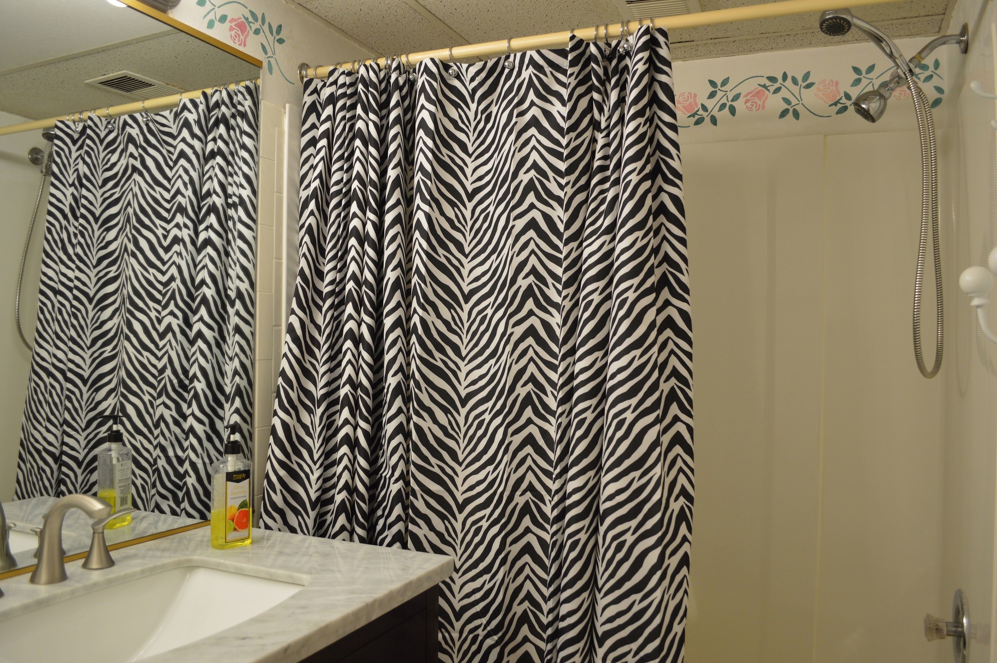 Full Bathroom - 521 Forest Green Dr