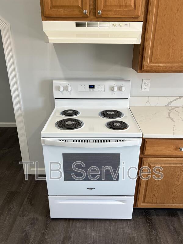 Building Photo - 731 Main St