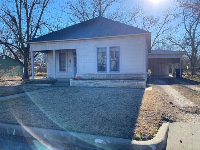 Building Photo - 209 W Hackberry St