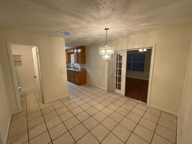 Building Photo - Beautiful 2/2 with large yard, Florida room, new floors, and updated bathrooms!