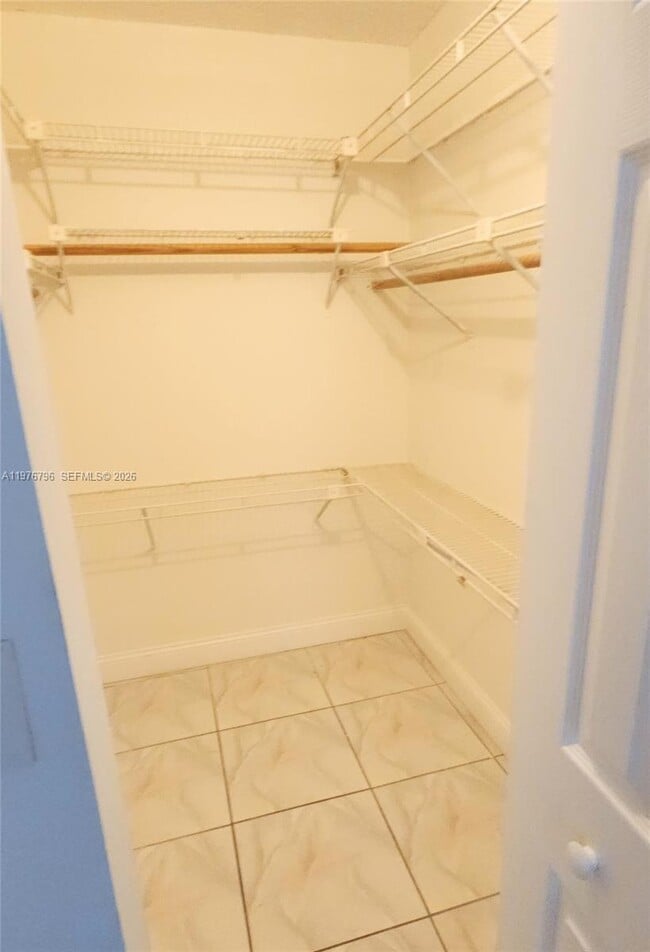 Building Photo - 902 NE 209th St