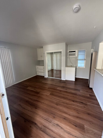 Building Photo - 421 E Cedar Ave