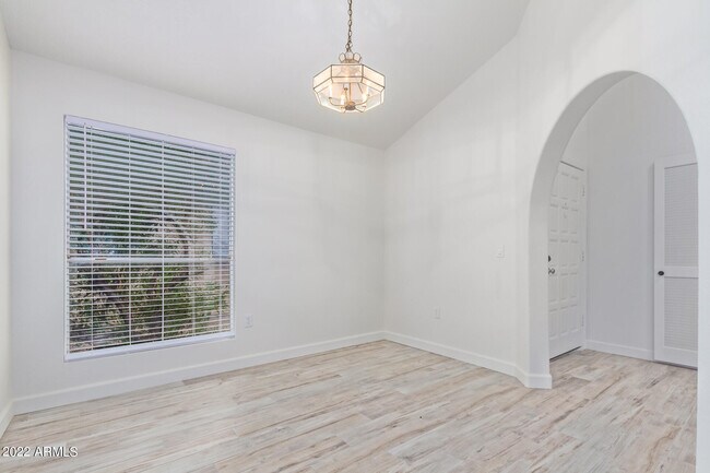 Building Photo - 509 E Rimrock Dr