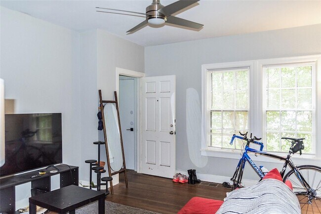 Building Photo - 1918 Robbins Pl